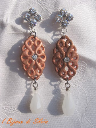 Orecchini a perno con Swarovsky cristal e pendenti a goccia color bianco latte